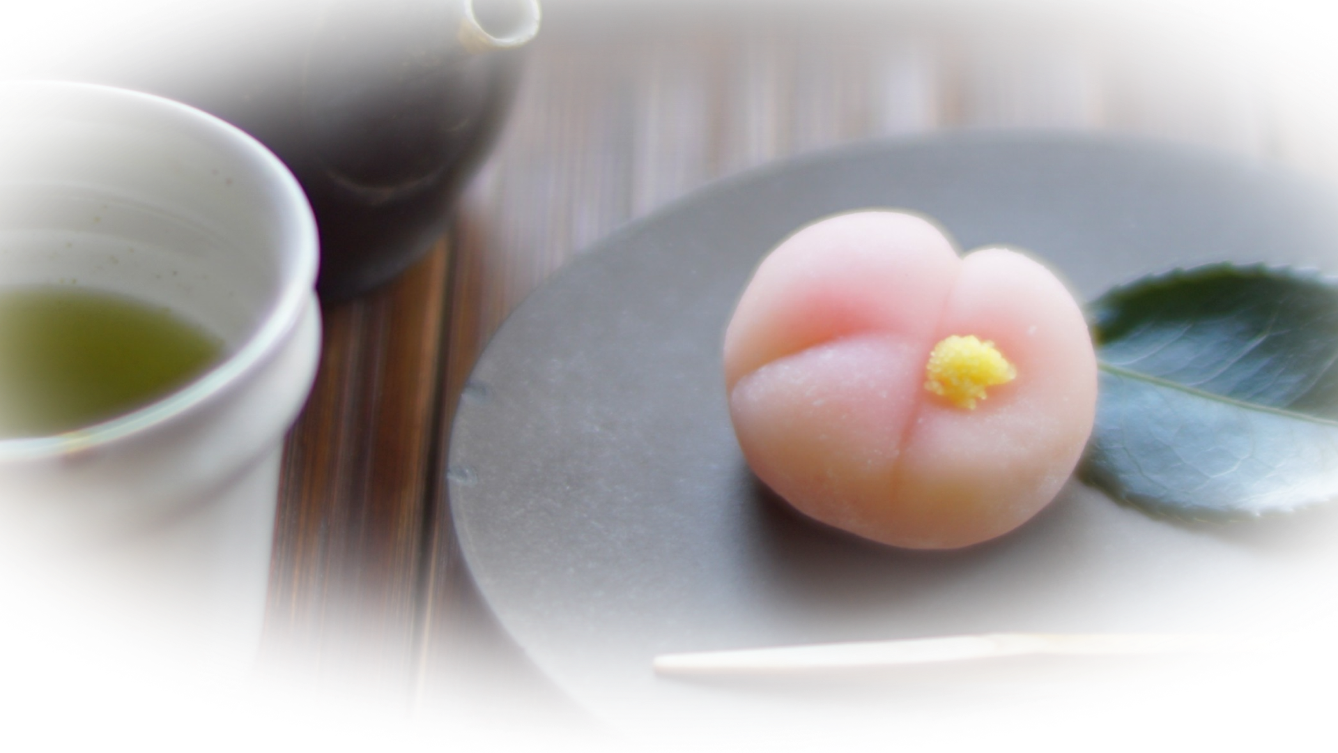 桜の和菓子とお茶の写真